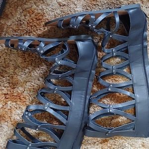 Leg strap sandals